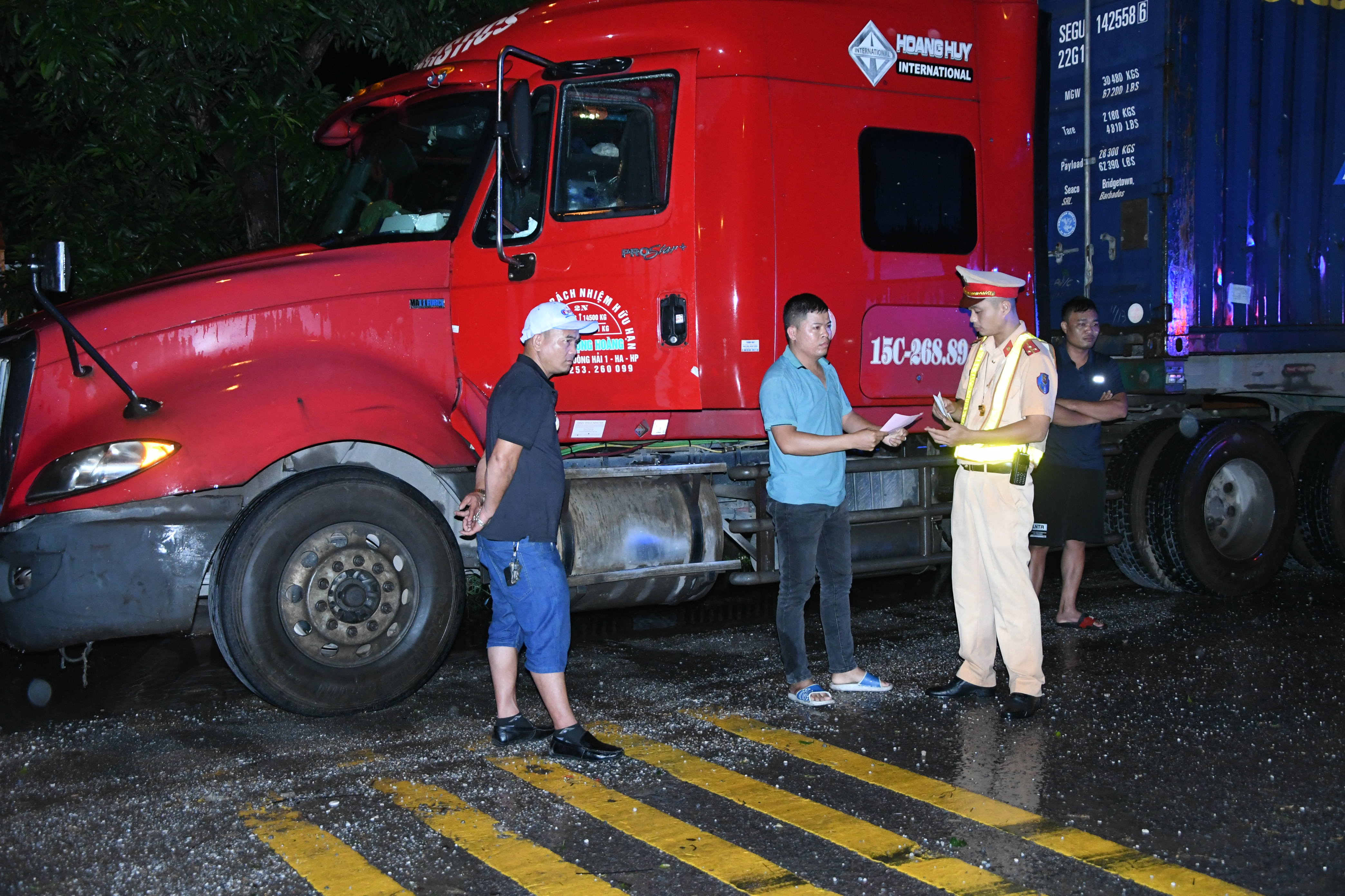 Xử lý 02 ô tô đầu kéo kéo theo mooc chở hàng mà tổng trọng lượng của xe vượt quá tải trọng cho phép của cầu, đường trên 50%